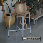 Vintage bijzettafel/ krukje met houten blad (Steigerhouten salontafels online bestellen)
