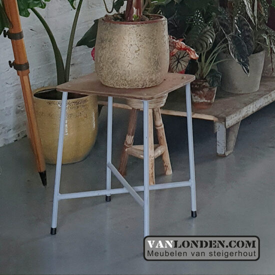Vintage bijzettafel/ krukje met houten blad (Steigerhouten salontafels online bestellen)