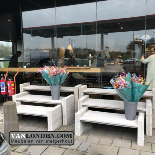 Steigerhouten plantenbakken van tankstation OK 2