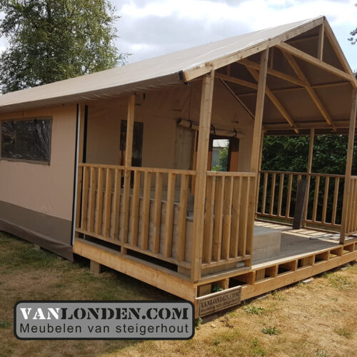 Safaritent met steigerhouten inrichting