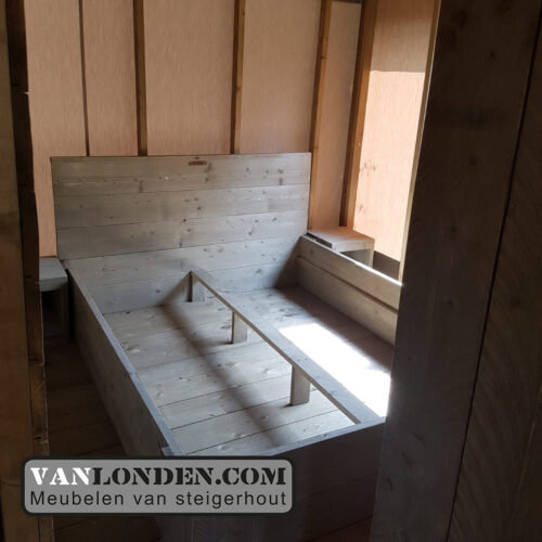 Safaritent met steigerhouten inrichting bed
