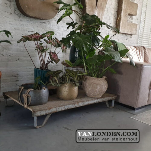 Stalen pallet bijzet tafel met houten blad (Steigerhouten salontafels online bestellen)