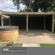 Steigerhout overkapping Rowan met zwarte zweedse rabat wanden (Steigerhouten overkappingen bestellen)