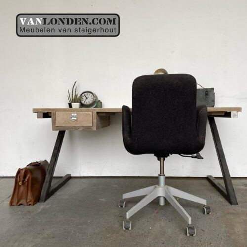 Steigerhouten bureau Mandy (Steigerhouten bureaus op maat gemaakt)