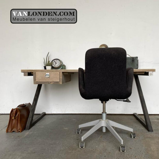 Steigerhouten bureau Mandy (Steigerhouten bureaus op maat gemaakt)