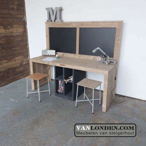 Steigerhouten bureau met krijtbord Ibo (Steigerhouten bureaus op maat gemaakt)