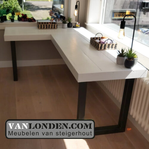Steigerhouten hoekbureau Ton (Steigerhouten bureaus op maat gemaakt)