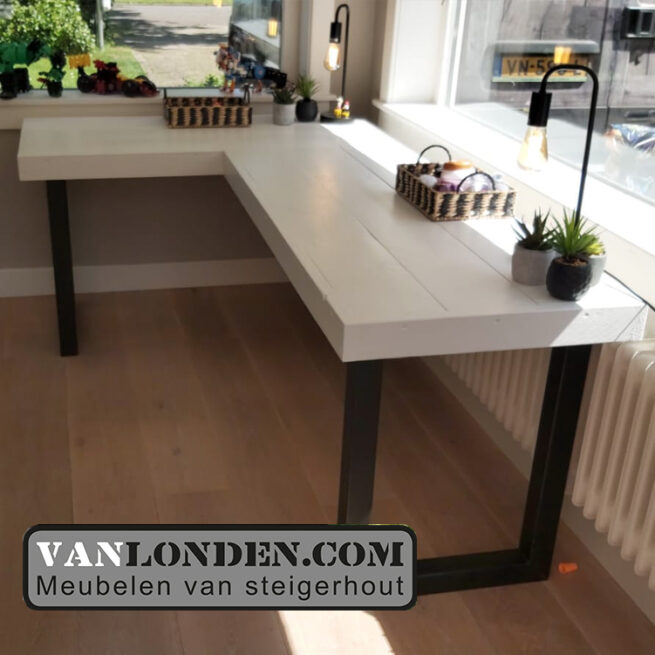 Steigerhouten hoekbureau Ton (Steigerhouten bureaus op maat gemaakt)