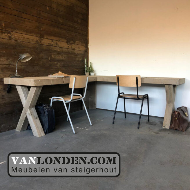 Steigerhouten hoekbureau Wout (Steigerhouten bureaus op maat gemaakt)