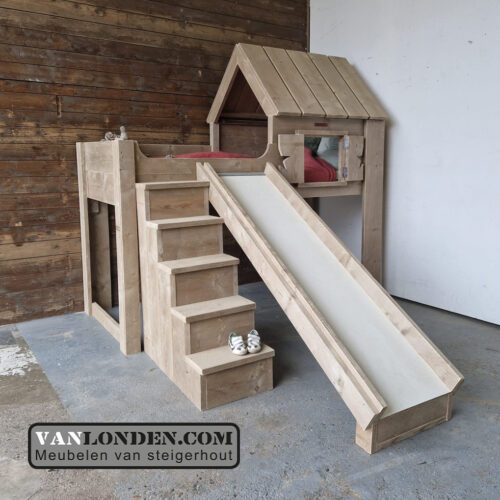 Steigerhouten huisjesbed met glijbaan Dennie (Steigerhouten hoogslapers)