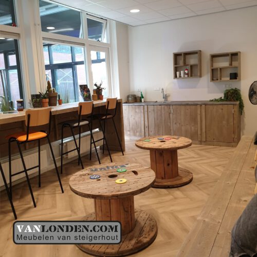 Steigerhouten inrichting sportschool Bredapt rondetafels