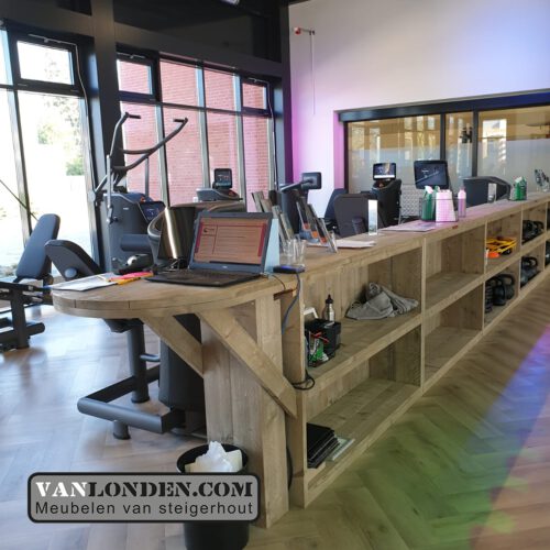 Steigerhouten inrichting sportschool Bredapt tafel opbergruimte