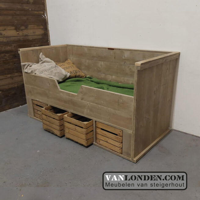 Steigerhouten kajuitbed Verie met fruitkisten (Steigerhouten kinderbedden)
