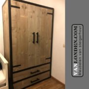 Steigerhouten kledingkast met stalen frame Colombo (Steigerhouten kledingkasten online bestellen)