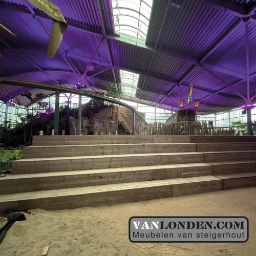 Steigerhouten podium Ouwehands Dierenpark