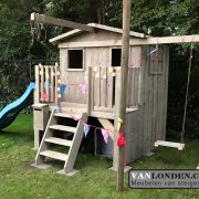 Steigerhouten speelhuis met glijbaan en schommel Sita (Steigerhouten speelhuizen op maat gemaakt)
