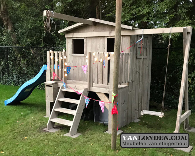 Steigerhouten speelhuis met glijbaan en schommel Sita (Steigerhouten speelhuizen op maat gemaakt)