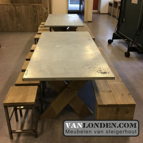 Steigerhouten tafels krukjes inrichting Kinderdagverblijf SmallSteps vanlondencom