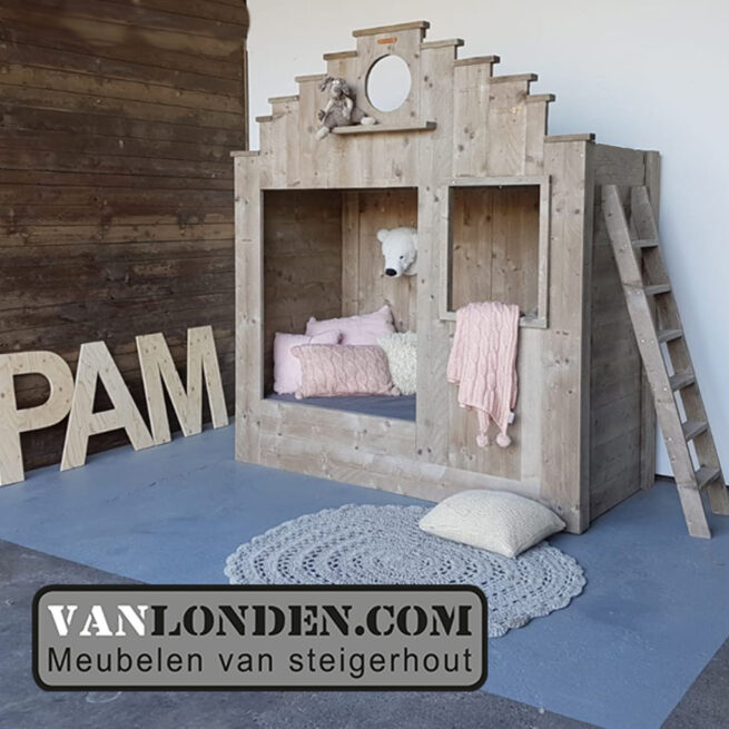 Steigerhouten trapgevel bed Pam (Steigerhouten halfhoogslapers)