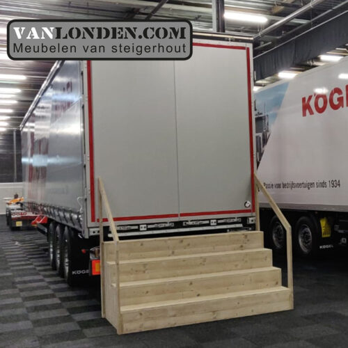 Steigerhouten trappen Kögel transport trap