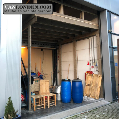Steigerhouten verdiepingsvloer loods