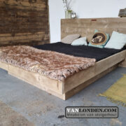 Steigerhouten zwevend tweepersoonsbed met hoofdbord Jannes (Steigerhouten tweepersoonsbedden)