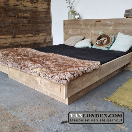 Steigerhouten zwevend tweepersoonsbed met hoofdbord Jannes (Steigerhouten tweepersoonsbedden)