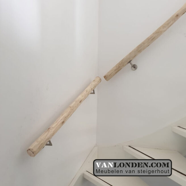 Trapleuning van geschaafde kastanje palen (Steigerhouten accessoires online bestellen)