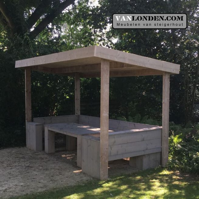 Steigerhouten overkapping met bank en tafel (Tuintafels)