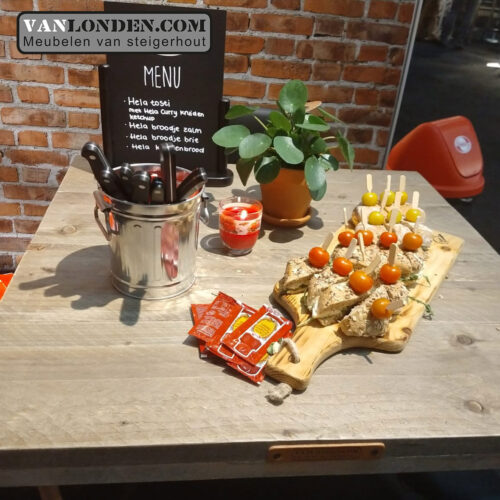 stand Hela door VanLonden Com tafel