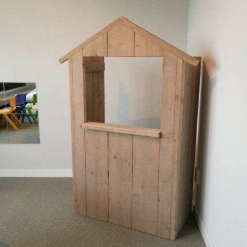 Steigerhouten poppenkast Phileine (Steigerhouten speelhuizen op maat gemaakt)