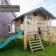 Steigerhouten speelhuis met glijbaan (Steigerhouten speelhuizen op maat gemaakt)