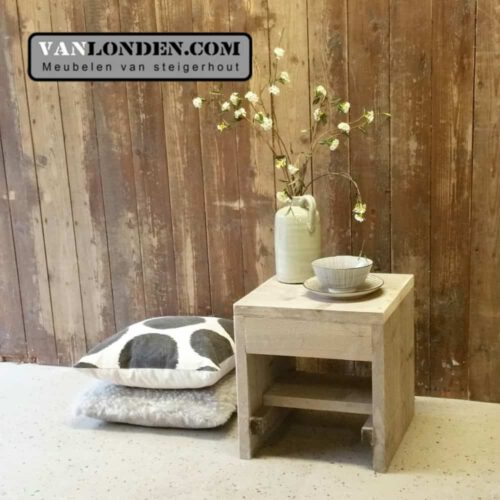 Steigerhouten tafeltje Tijn (Accessoires voor steigerhouten bedden)