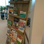 Steigerhouten tijdschriftenrek Isa (Opbergmeubels)