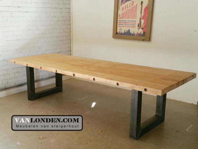 Tafel Eefje van oude bowlingbaan met stalen poten (Steigerhouten tafels)