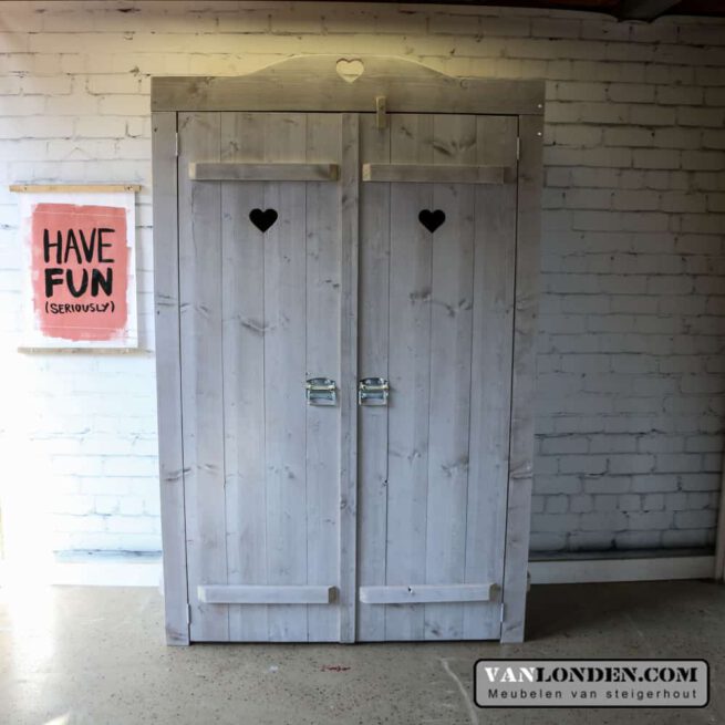 Steigerhouten kledingkast Iris met hartjes (Steigerhouten kledingkasten online bestellen)